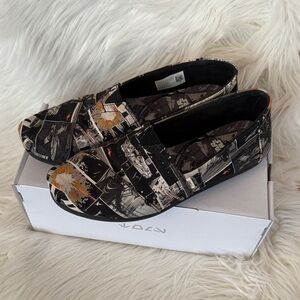 Toms Star Wars Darth Canvas Alpargata Shoes
EUC with Box Women 7.5